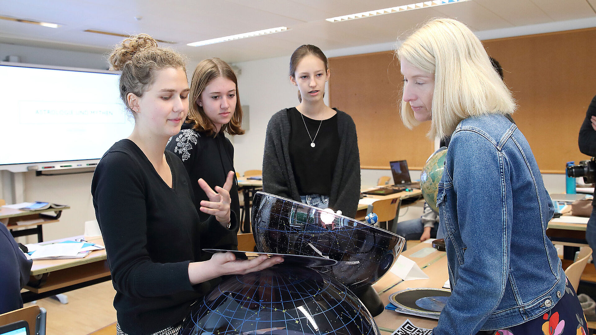 LH-Stv. Mag. Haberlander mit Mädchen im Astronomiekurs in der Sommerakademie 2020